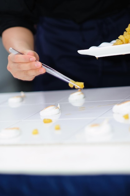 Bucătar pregătind masa